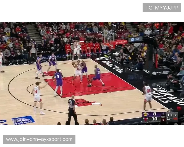 詹姆斯内线背身强攻稳稳命中，湖人欢呼震天